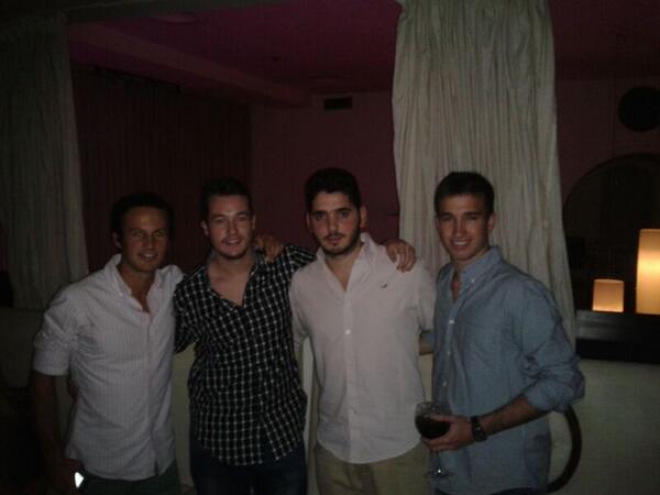 manso89's tweet photo. Una noche con mis campeones de preocupaos en el resercado en #antique #kekas @Fran_Payan @pikelbam @eiris_juan http://t.co/nMcywJ6vtX