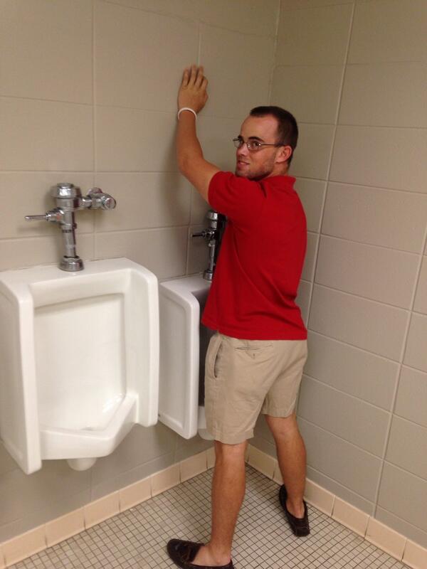 dvun12's tweet photo. Imagine that @Ttyleryoung had to use the baby urinal http://t.co/1DjVDPNhBP