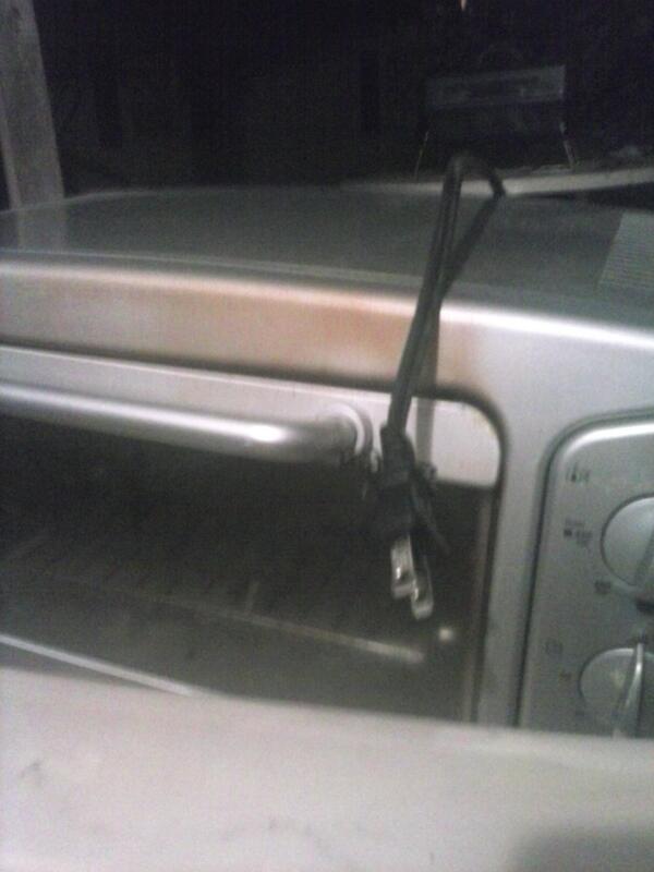 Nicole_Scheid's tweet photo. No more toaster oven:( my brother caught it on fire!!:( Wow NEVER LET MY 10 YR OLD BROTHER COOK!!!! http://t.co/xfwc2jo0Hr