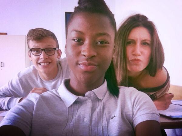 InesLocos's tweet photo. En cours de SES :) @LuLuKFC @MaryneBacle http://t.co/m6AgtZNYU7