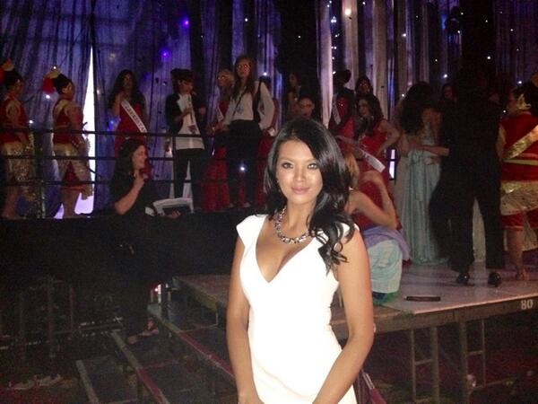 ninabom's tweet photo. U too r so pretty as well.. RT @quinnfarah: Backstage di Miss World 2013. Woww kontestannya cantik2 sekali!! http://t.co/8zmcTwRfCX