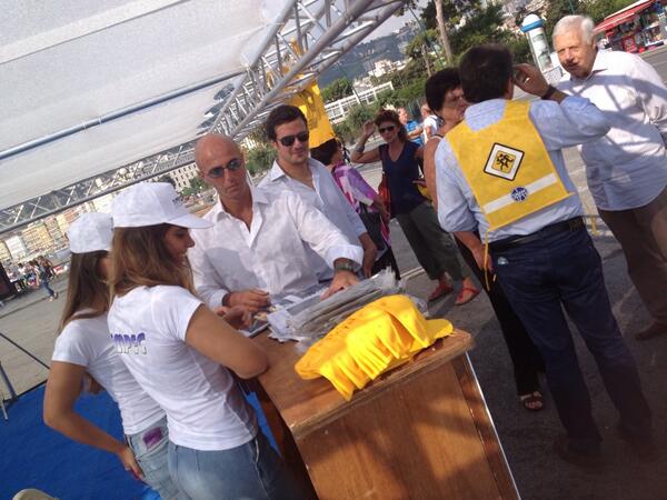 Il Pres. <a href="/LegambienteCamp/">Legambiente Campania</a> Michele Buonomo in visita allo stand #impec  sul lungomare di Napoli per #puliamoilmondo
