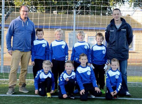 <a href="/MekerTuinen/">Meker Tuinen</a> sponsort nieuwe tenues voor de mannen van de F2 van <a href="/svveenscheboys/">s.v. Veensche Boys</a>