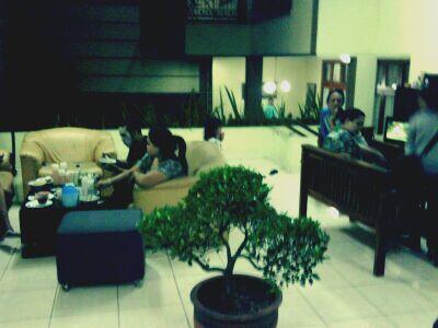 Bermalam mingguan at "Mie Garasi" dari pada bermacet2 ria..!!!..enjoy...berohh!!!