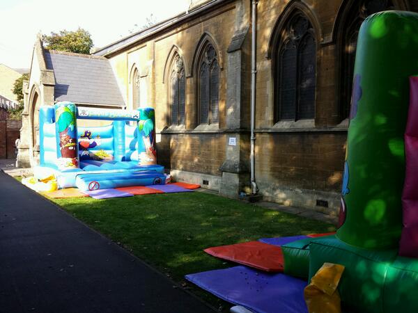 KizCastles's tweet photo. @FoodDrinkRugby Hiding behind St Andrews church enjoying the good food! http://t.co/nmtTSmEvEZ