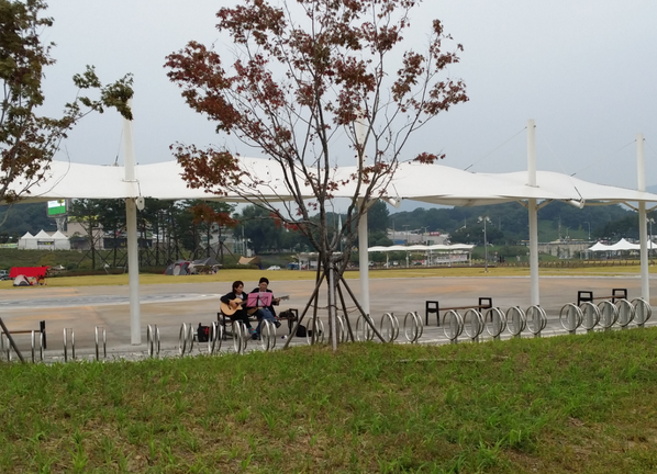 비오는 한강공원에서 두분의 여성이 통키타로 아름다운 노래를 부르고 있는 모습을 보니 비오는것도 감미로운 날이 되는것같다^^