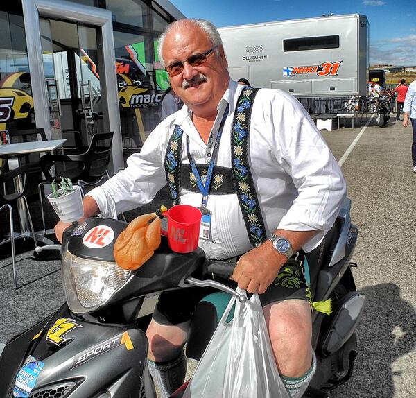 ianwheeler's tweet image. Out of the circuit, turn rechts. Geradeaus for 1200km. When you see a big tent then you’re at Oktoberfest #satnavfail