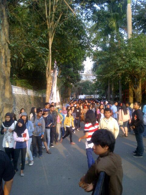 eventmalang's tweet photo. Antrian Tadi Sore Waktu Penjualan Tiket OTS @PSCS_2013 @ UMM Dome Malang #PSCS2013 http://t.co/3FfjucxQtE