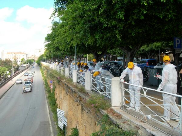 LegambienteAg's tweet photo. #agrigento ... e tinteggiano le ringhiere della via principale della città #puliamoilmondo http://t.co/c29ah33CkP