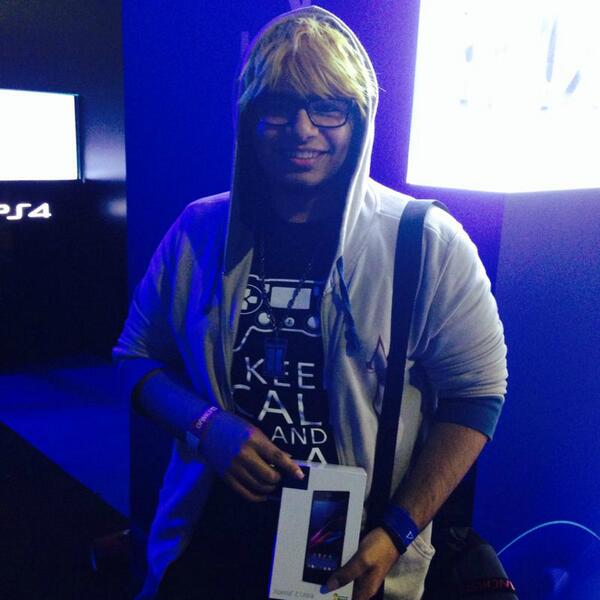 PlayStation_ME's tweet photo. حمدان هو الرابح المحظوظ مع درايف كلوب الشرق الأوسط! لقد ربح موبايل سوني إكسبيريا مع بلايستيشن في غيمز١٣! #PSatGAMES13 http://t.co/S7HwNnHBKk