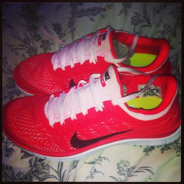 Mandyxx89's tweet photo. Love my new sneaks 👍 thanks @msully89 http://t.co/BQTfNFkhuT