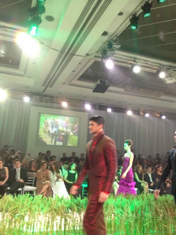 previewph's tweet photo. The dashing @RAYVERCRUZ20 walks the runway for #randyosilver #faceoff2013 http://t.co/xSe6VGogQ9