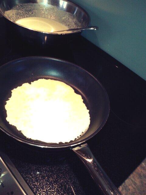 cookig some panecakes to have a good hangover breakfast!!!