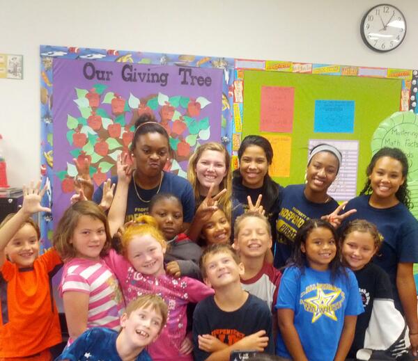 IndyPiratesVB's tweet photo. Pirates enjoying sometime with a 3rd grade class at Jefferson Elementary! http://t.co/23nanvQsdt