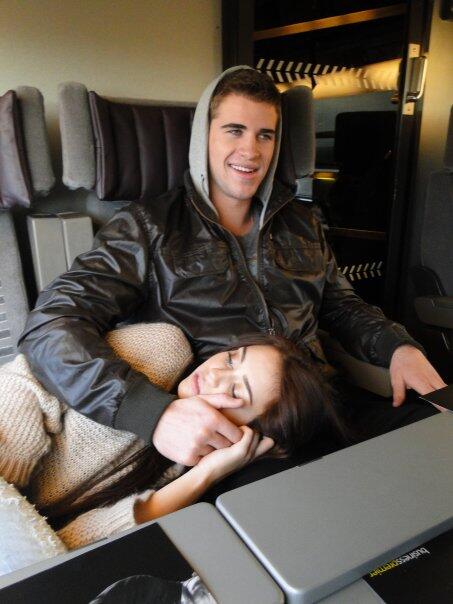 PHFiltradasOK's tweet photo. Liam y miley foto filtradas #PHFiltradasOK http://t.co/nkYLN12PlR