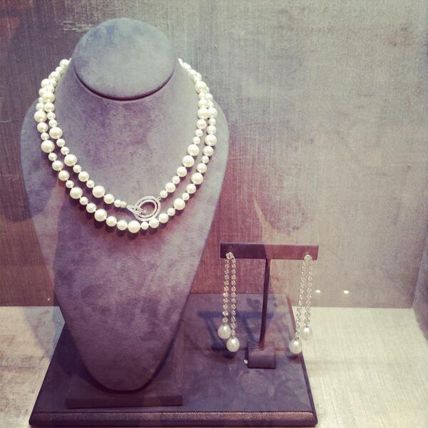 IvankaJewelry's tweet photo. Showcase Pick Of The Day: 18K White Gold and Diamonds Pearl Necklace with Earrings from our Signature Collection. http://t.co/AGEq7pbheO