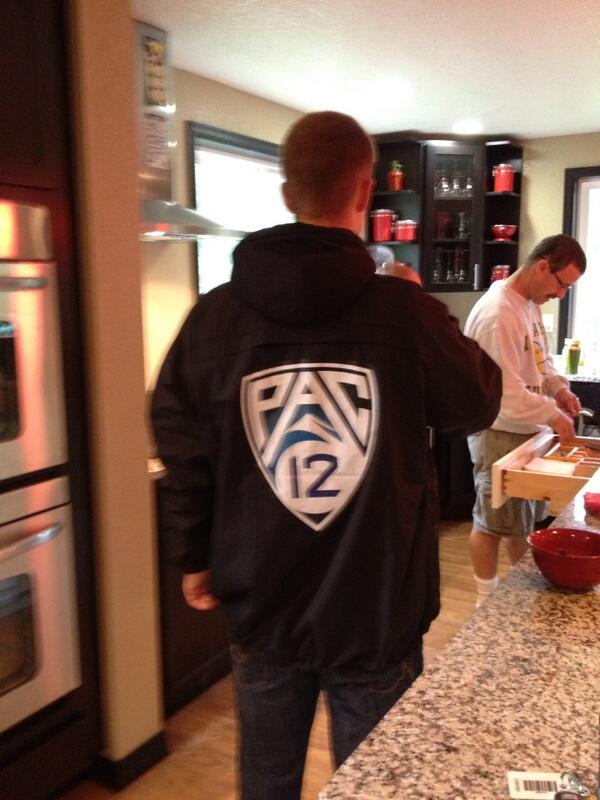 kgraham54's tweet photo. @j_graham16 Justin heading out to his Husky ball boy job #gameday http://t.co/gEFycGzWuv