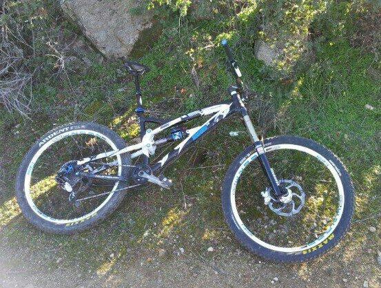 Txatxe1's tweet photo. #BiciDenuncia Venta @milanuncios que termina con el comprador huyendo en la #bici. Robo "cogelo y corre" RT http://t.co/Y9uIzbr6Vn