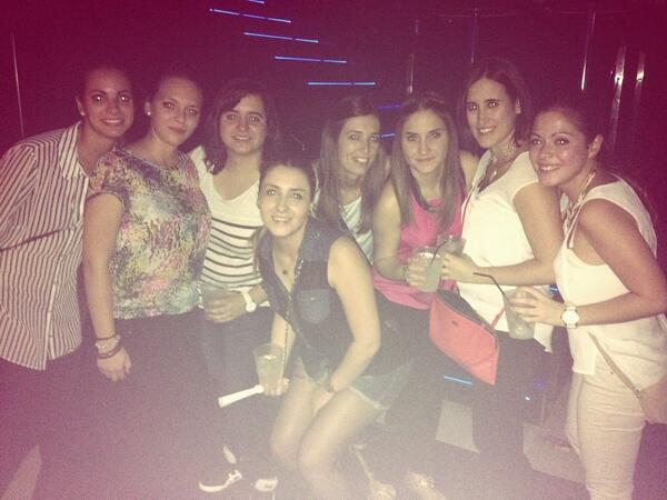 C_saura's tweet photo. Noche smile @mariajgl9 @YolandaConesa1 @cm_mara @laury_rm @mjoperez @AliciaAfi http://t.co/rwpFBQZUfd