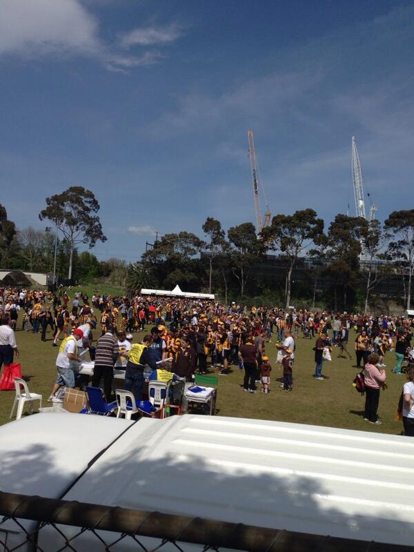 BenHellinger's tweet photo. @HawthornFC great to see all the gold and brown supporters down here at Glenferrie oval!! #gohawks #longline http://t.co/9jWtzaUKWH