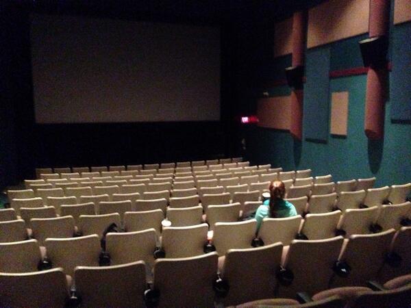 hanndy08's tweet photo. Packed house tonight! @regboywndr #OneDirection #justjoking #Elysium http://t.co/7cImSYgOKx