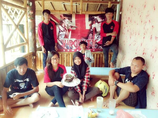 V_Lumajang's tweet photo. Kitaa :) keluarga kecil.. cc : @Vindo_Family @ditAditOnta  #HBD2THVLUMAJANG http://t.co/WRnUJ3oWL0