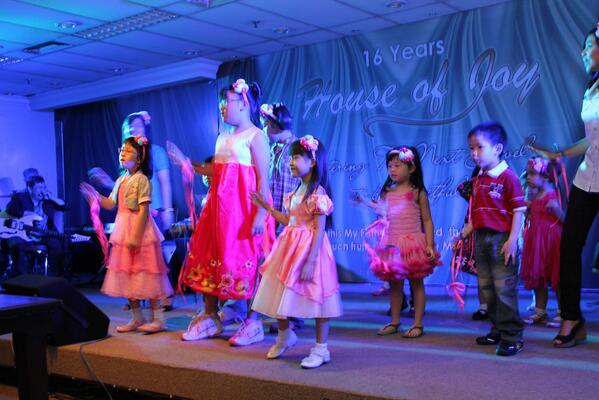 GbiHouseOfJoy's tweet photo. GBI House Of Joy 16th Anniversary Celebration #SekolahMingguPerformance http://t.co/i48tYV8v6t