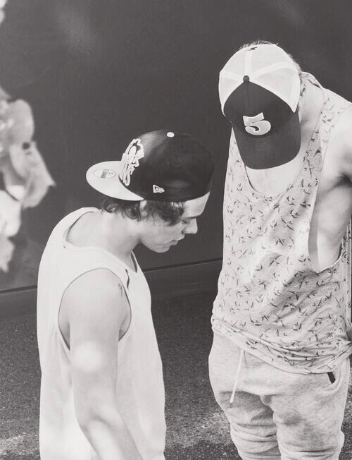 zarryyyyyy's tweet photo. harry in a fucking snAPBACK http://t.co/DyvxdhSsmu
