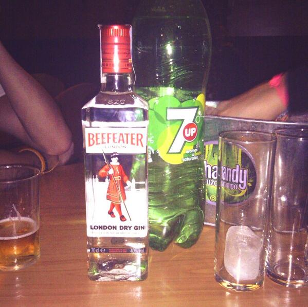 beaa221's tweet photo. En la noche londinense con @lazagalaelbarbi @ceciliaclv jajajajaja http://t.co/Fo5Mt2EY4v