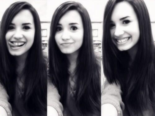 fetus_celebrity's tweet photo. Demi Lovato http://t.co/owSEkTAm3i
