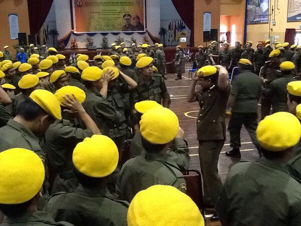 <a href="/zulkifliabidin/">Zul Abidin</a> mnunjukkn pmakaian beret yg betul kpd SMR ILP KK @KP_RELA @Zahid_Hamidi <a href="/arahimradzi/">Arahimradzi</a>