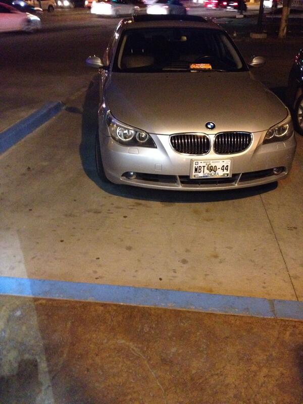 andradedelcorro's tweet image. #vmark Navarrete vehículo estacionado en lugar para personas con capacidades diferentes, conductora hacia compras