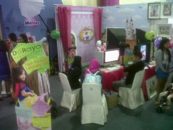 DerayaStudio's tweet photo. Stand Mother and Baby Fair di Balai Kartini pagi ini. http://t.co/FJnsKzYVr8