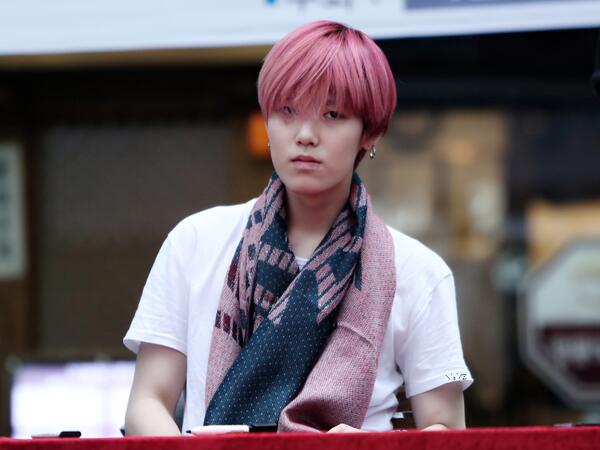BAP_Vault's tweet photo. [FANTAKEN] 130928 Zelo @ Busan Fansign (cr: @/penny_guk) http://t.co/Hse7sOPcrd
