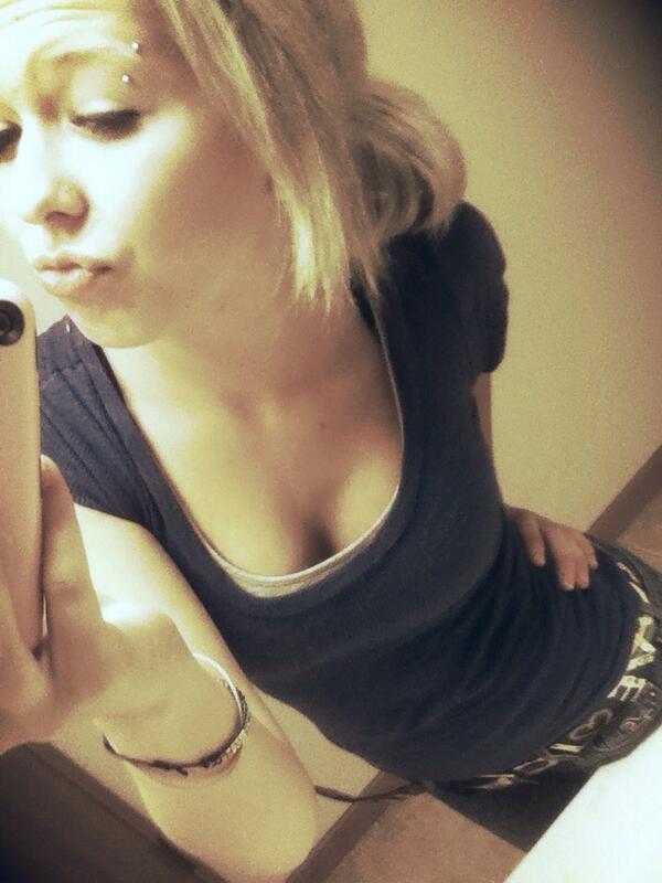 lildehkes's tweet photo. #ratchet #piercings #fuckthatbitch http://t.co/iHwKA4Oh6W