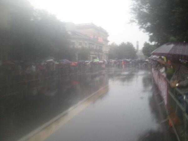 sammyjrix's tweet photo. Il ciclismo, l'amano i genti! People love it! @Montecatini_T just before the peloton arrived and it was PELTING down http://t.co/DaUdwEVuyu