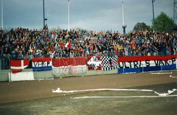 VoetbalUltras's tweet image. Toch wel een "historische" foto, waarschijnlijk het eerste Ultras doek in een Nederlands stadion: