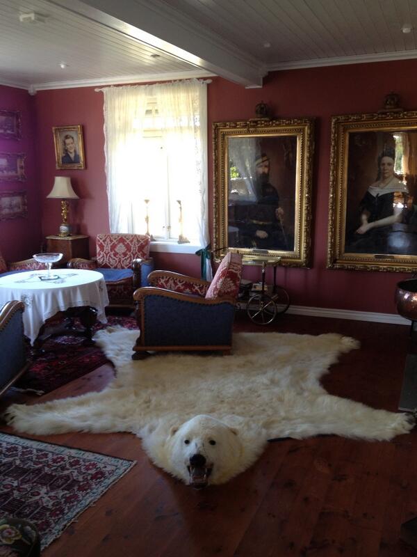 charliebliss's tweet photo. The first time I've seen THIS at a property shoot?!?! http://t.co/734BTFCIFE