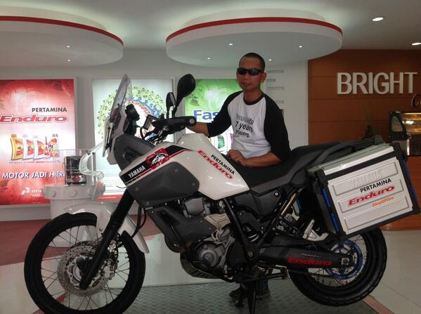 kabar_otomotif's tweet image. “@wongringin: Abis borong fastron murah meriah,narsis dulu di boothnya #pertaminafastron http://t.co/gBnvHcXAY7” Kerenn.