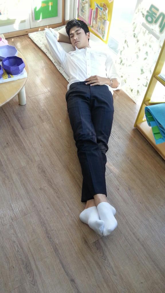 ZEA_9's tweet photo. "화수분" 촬영 쉬는 시간에 단잠에 빠진 ZE:A[제국의아이들] 형식군은  긴 기럭지의 소유자!! 지금 방송중인 MBC "진짜사나이" 본방사수 하고 계시죠 제아스 여러분^^? http://t.co/ZqY64cBrM2