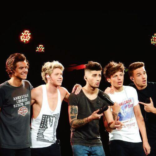 HarrysDimplesZM's tweet photo. Soy tan feliz al recordar el día que los descubrí. RT Con un Rt también estás votando. #EMABiggestFans One Direction http://t.co/68MhlLy8F8