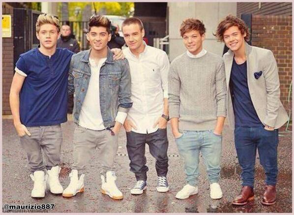 jungsuhs's tweet photo. "larry shippers vs elounor shippers"

look at the boys if they were dwarves tho omfg http://t.co/6eN5CysRgJ