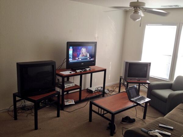 CoachAvera's tweet image. Ready for some NFL football in east 112! #CountdownToKickoff #3tvs #GoBrowns