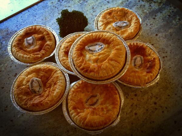 Goudbruine specialiteiten <a href="/PrincePie1/">Prince Pie</a> op gezellige Streekmarkt in Zwolle, broccoli erbij en smullen maar ! 👍😉