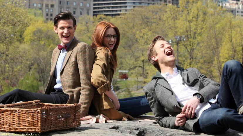 X 上的Doctor Who：「A year ago today, Amy and Rory left the Doctor in The Angels Take Manhattan. Here's a behind the scenes moment… http://t.co/DzeUZx4rt7」 / X