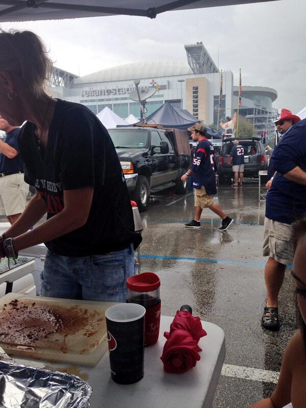 madieclinard's tweet image. Tailgating in the rain #notsofun