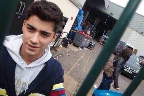 raisiniall's tweet photo. ZAYN LOOKS LIKE HE JUST TOOK A JOY RIDE BACK TO THE YEAR 2010 I'M SCREAMING http://t.co/rbZvBlN3jc