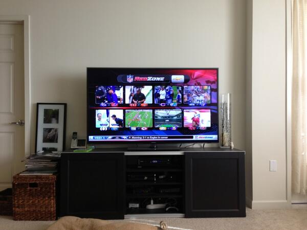 peter_mcrae's tweet photo. #octobox on #NFLRedZone @ScottHanson … good way to start what is sure to be a lazy Sunday http://t.co/byIiQPLqbO