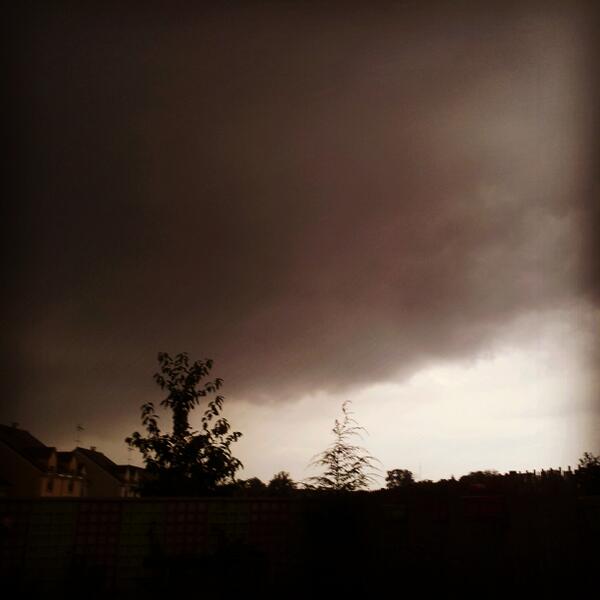 meekampval's tweet photo. ptn d'orage et de pluie de merde. http://t.co/CGX5A4HExt