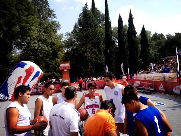 NBAMEX's tweet photo. Todos preparados para el concurso de clavadas en la cancha principal con el #NBADunkSquad en el #NBA3X http://t.co/UD9YvhtmzB